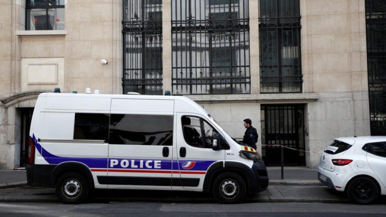 Detienen a hombre que intentaba detonar artefacto explosivo frente a banco en París