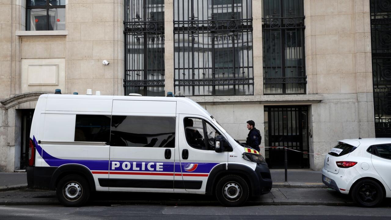 Detienen a hombre que intentaba detonar artefacto explosivo frente a banco en París