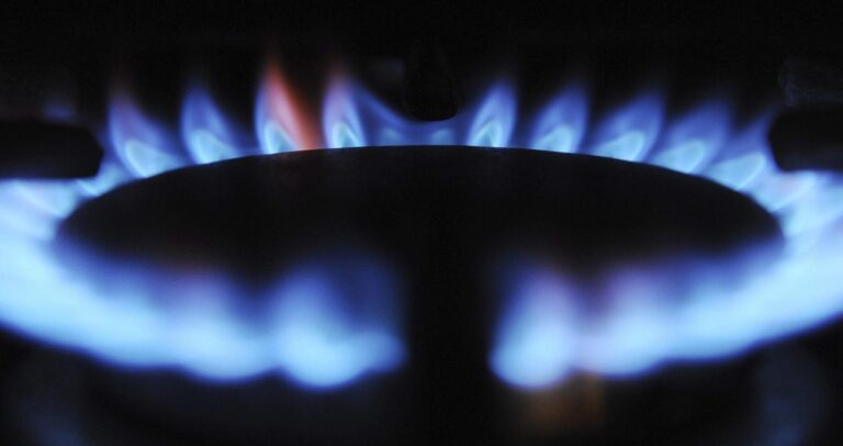 El precio del gas natural se dispara otro 45 % y supera los 63 dolares