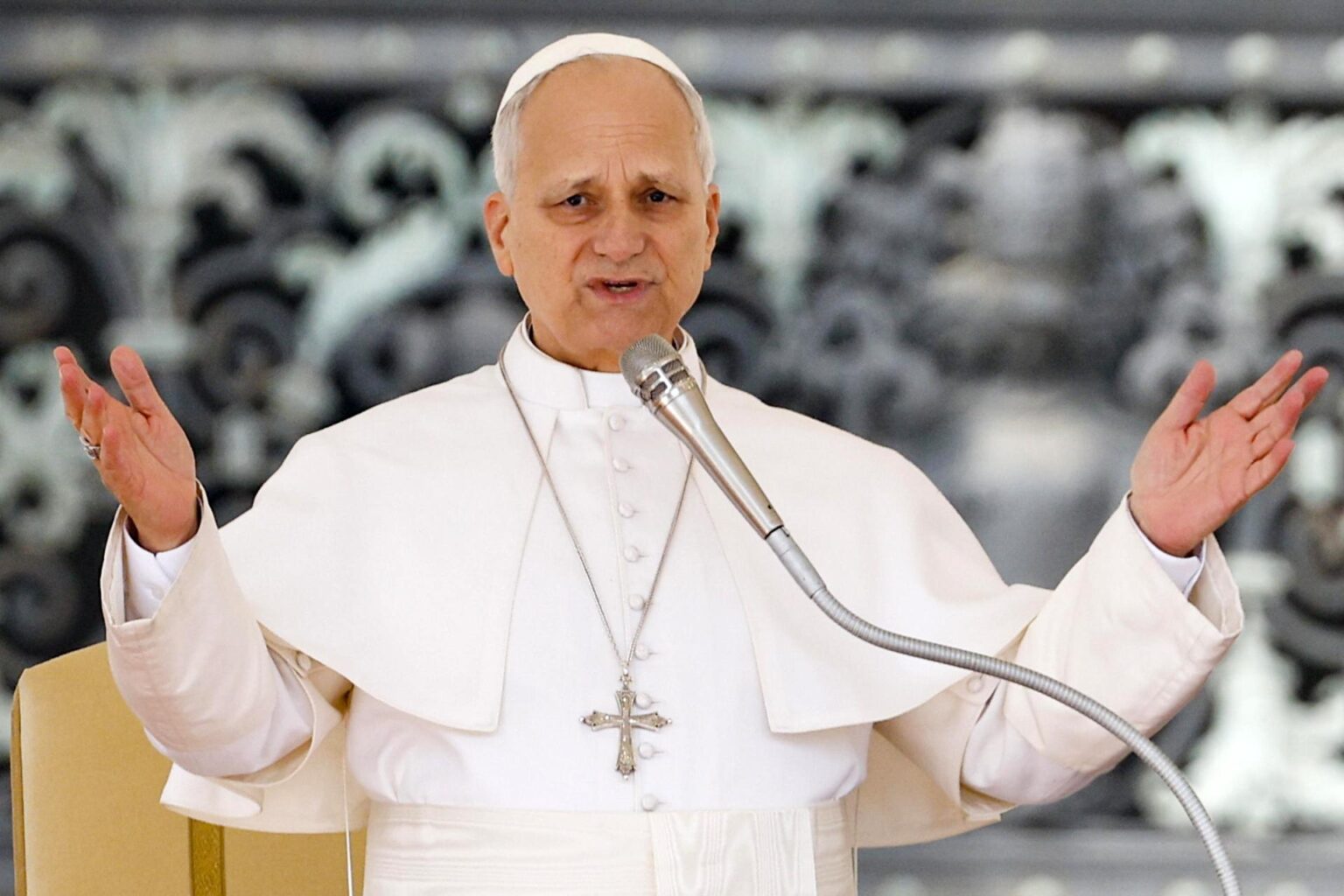 León XIV implora la paz para el "mundo entero"