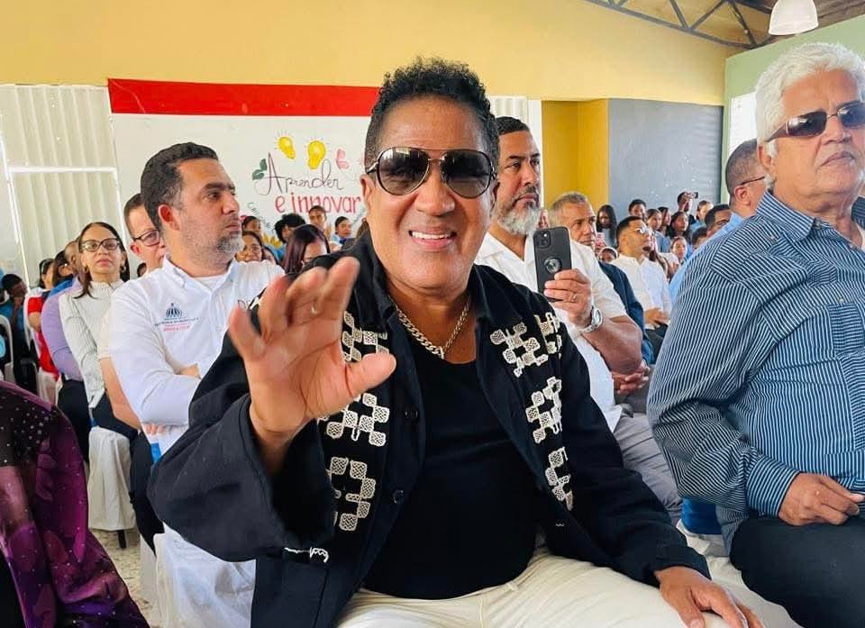 Director Regional 03 participa en gala artística dedicada a Kinito Méndez en Padre Las Casas