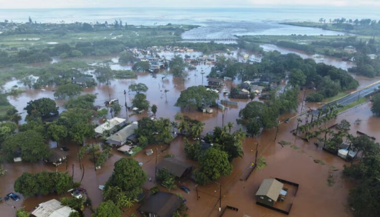 Hawái evacúa a más de 4.000 personas por riesgo de colapso en la represa de Wahiawa
