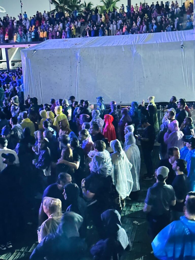 Fanáticos de The Killers desafían la lluvia y disfrutan de los éxitos de la agrupación