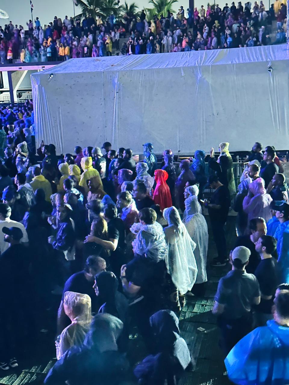 Fanáticos de The Killers desafían la lluvia y disfrutan de los éxitos de la agrupación
