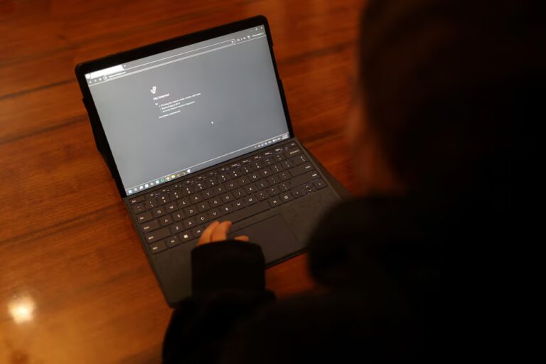 Cómo se comunican los iraníes a pesar del bloqueo de internet impuesto por el régimen