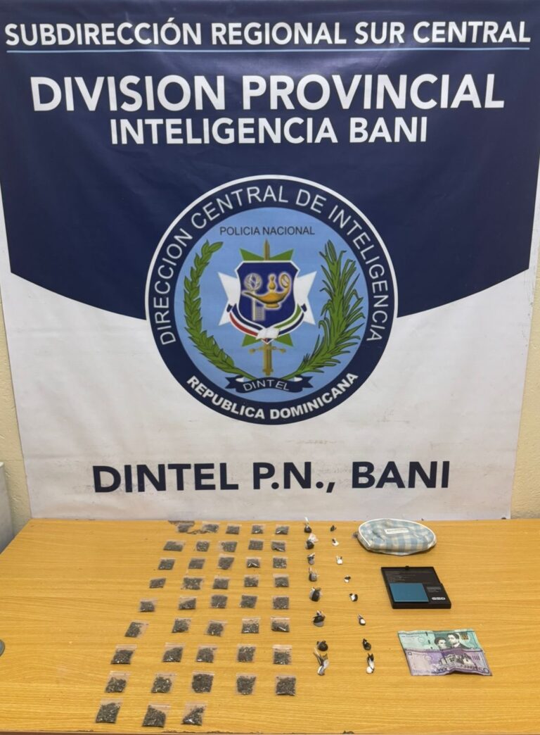 Policía y DNCD intervienen puntos de droga en la zona norte de Baní y realizan varios arrestos