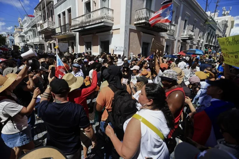 Miles protestan en Puerto Rico contra proyecto turístico-residencial en la costa suroeste