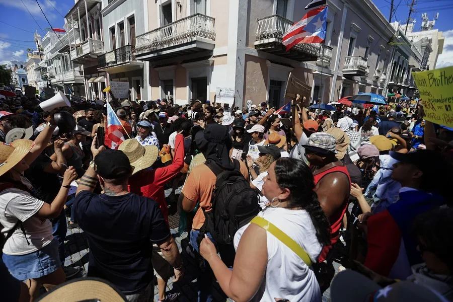 Miles protestan en Puerto Rico contra proyecto turístico-residencial en la costa suroeste