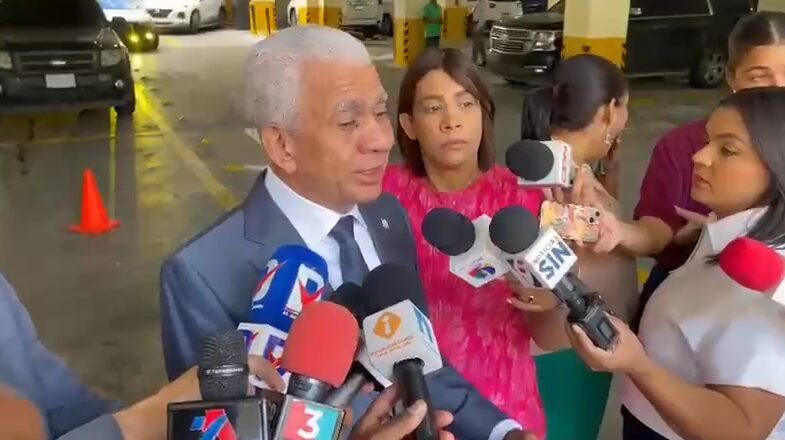 Miembros del Parlacen por República Dominicana reciben nueva cédula de identidad en la JCE