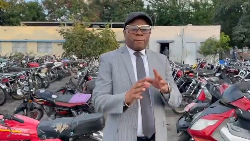 Periodista Ramón Tolentino llama a ciudadanos de Santiago a retirar motocicletas retenidas en la Dirección Regional Cibao Central