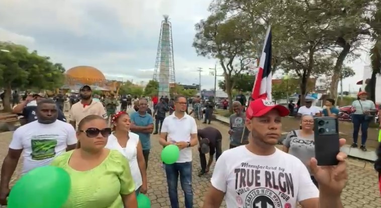 Con amplia presencia de la Policía Nacional, ciudadanos marchan en Cotuí por situación de la Presa de Hatillo