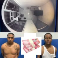 Cámaras captaron el momento en que los dos ladrones sustraen el dinero en zafacón en San Cristóbal
