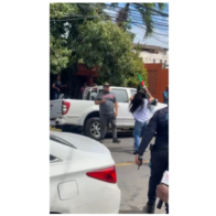 Policía busca a familiar de docente acusada de agredir a periodistas en guardería de SDE