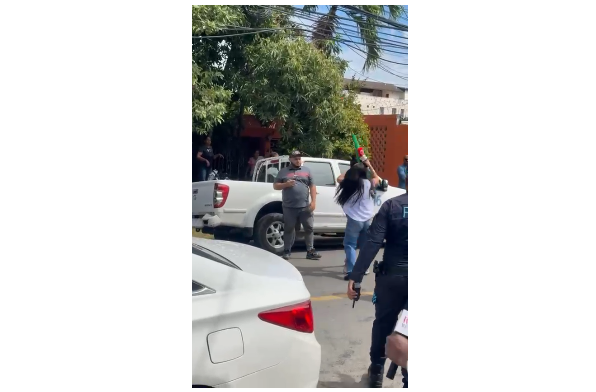 Policía busca a familiar de docente acusada de agredir a periodistas en guardería de SDE