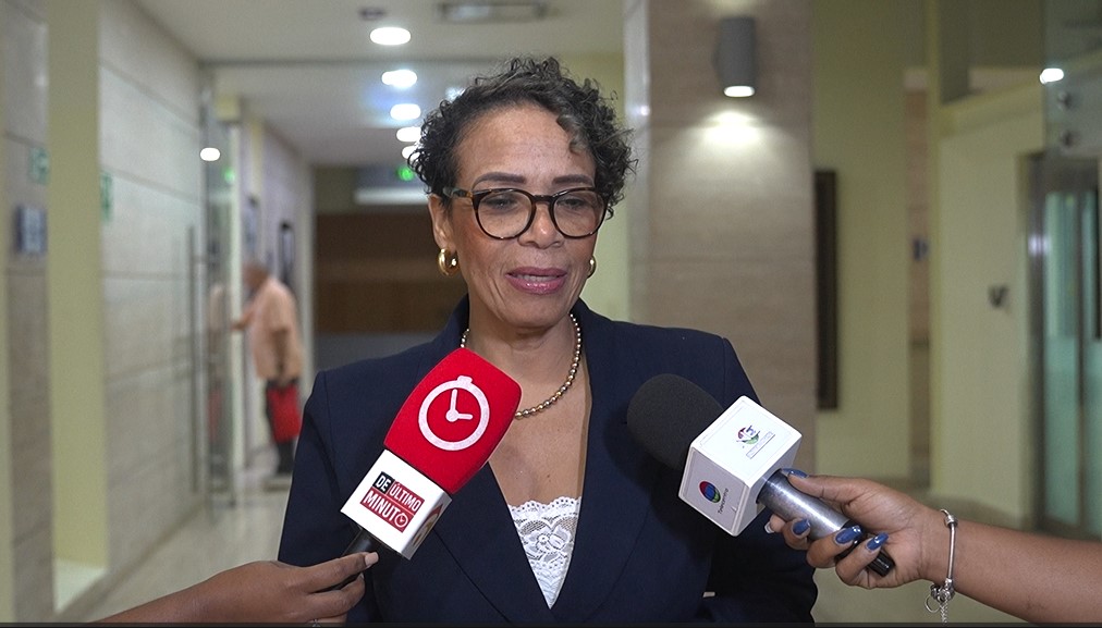Dr. Hichez destaca importancia de la salud mental y los valores durante presentación del libro “La Marca de Siete Mujeres”