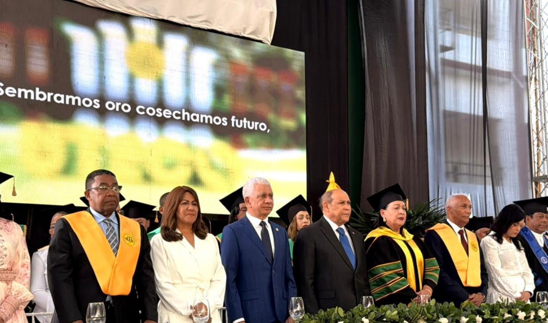 MESCyT exhorta a 623 nuevos profesionales de UTECO a prepararse para la Cuarta Revolución Industrial
