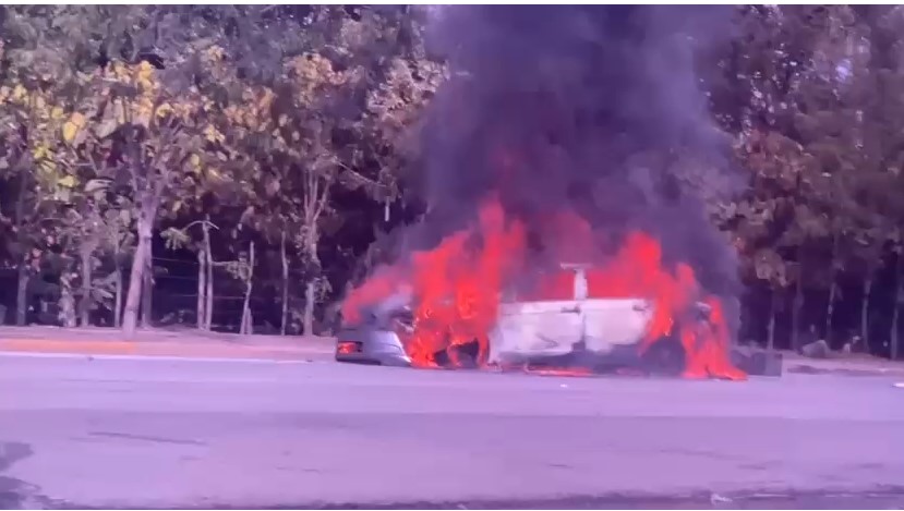 Vehículo se incendia frente a supermercado en San Francisco de Macorís; no se reportan heridos