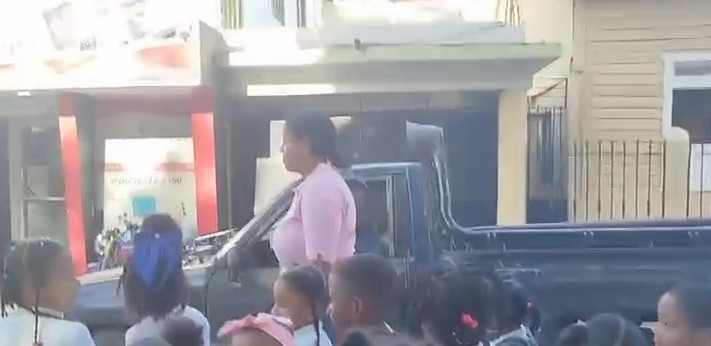 Conductor que puso en riesgo a estudiantes en Santiago Oeste pide disculpas públicas tras video viral