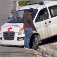 Ambulancia sufre incidente al desplazarse sin control y colisiona con local comercial en Jarabacoa