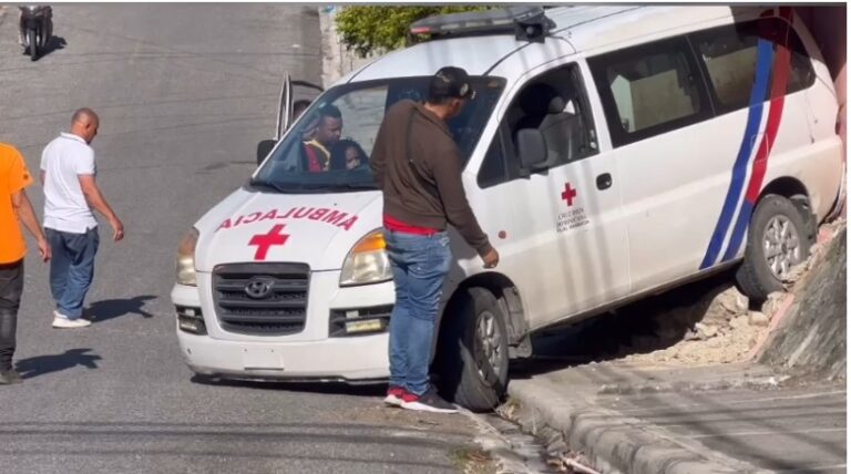 Ambulancia sufre incidente al desplazarse sin control y colisiona con local comercial en Jarabacoa
