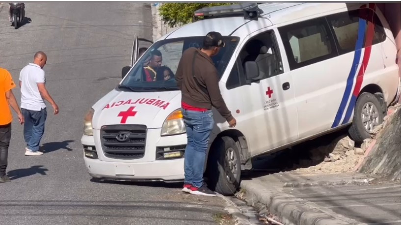 Ambulancia sufre incidente al desplazarse sin control y colisiona con local comercial en Jarabacoa