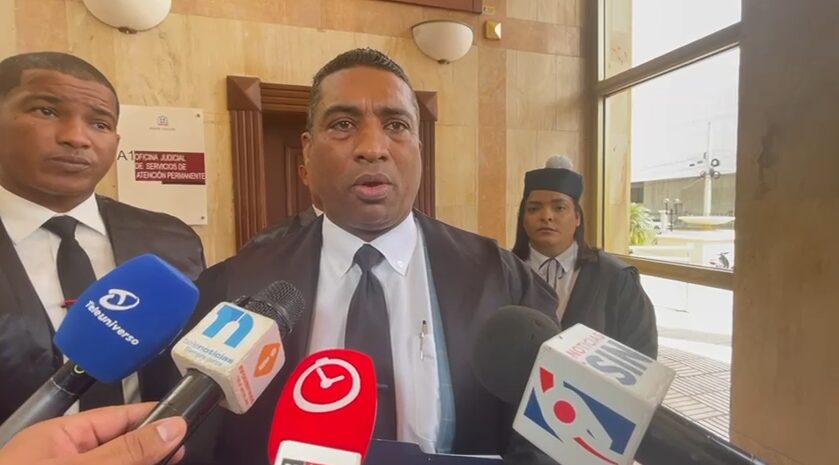 Jueza aplaza para el miércoles coerción contra implicados en ataque con bisturí a agente de la Digesett en Aeropuerto del Cibao