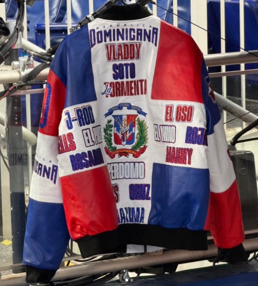 Santiago Matías adquiere la “chaqueta del flow” del Clásico Mundial de Béisbol 2026