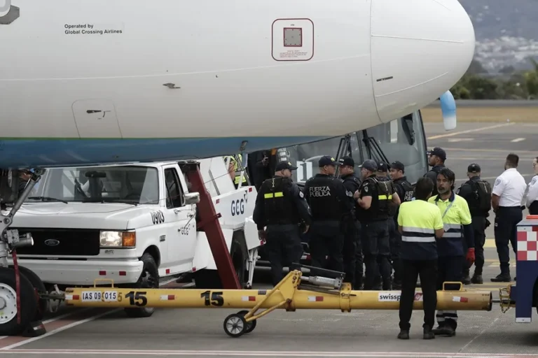 Costa Rica firma un acuerdo con Estados Unidos para recibir a migrantes extranjeros en su territorio