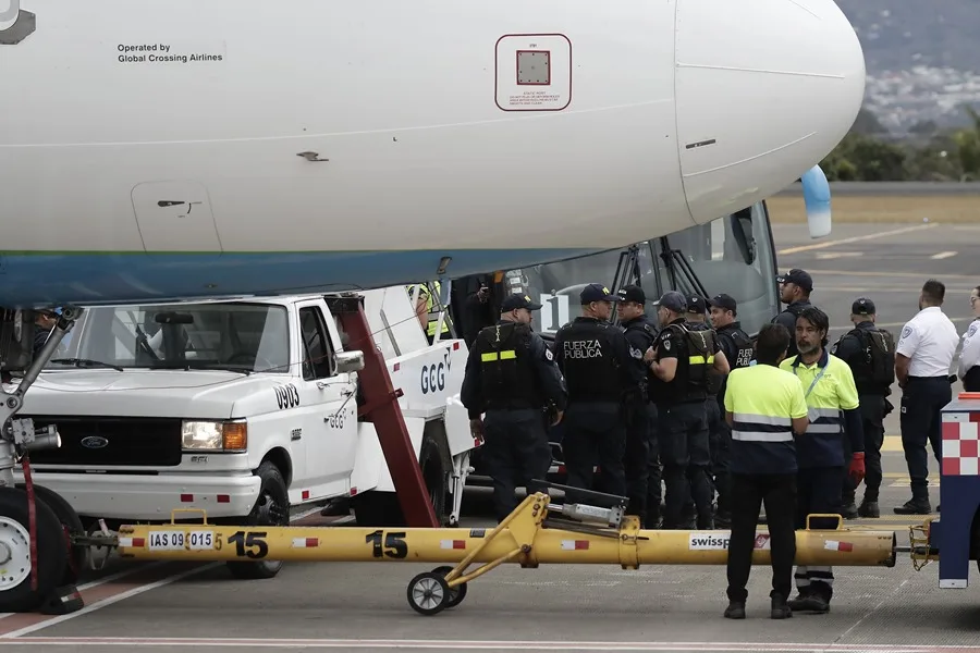 Costa Rica firma un acuerdo con Estados Unidos para recibir a migrantes extranjeros en su territorio