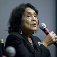 Dolores Huerta asume su "responsabilidad" por haber callado el abuso de César Chávez