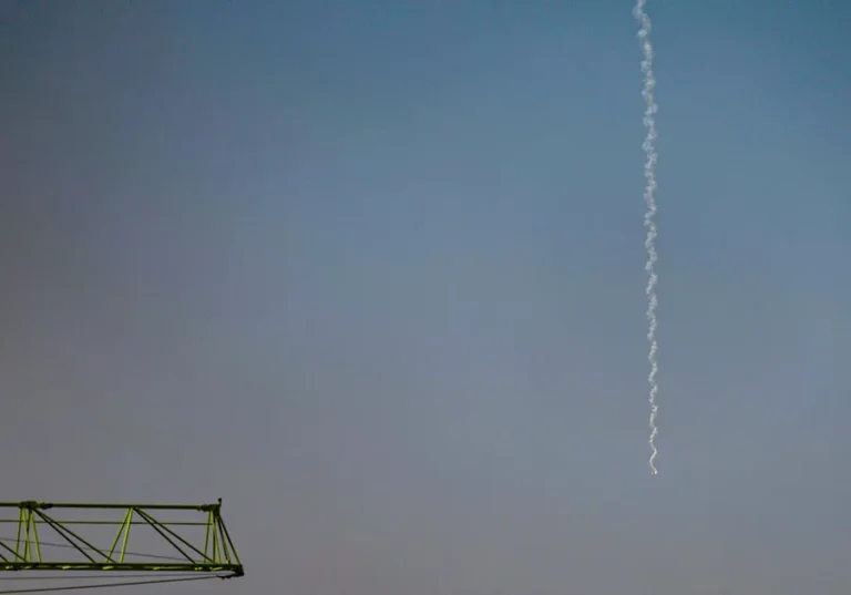Arabia Saudí, Emiratos y Kuwait dicen que han interceptado ataques lanzados por Irán
