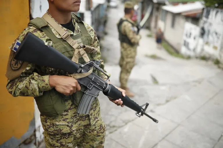 Un informe advierte de crímenes de lesa humanidad bajo el régimen de excepción en El Salvador
