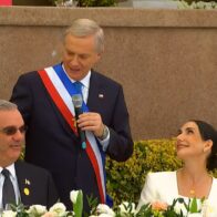 Kast rompe protocolo para felicitar a Abinader por su aniversario de matrimonio