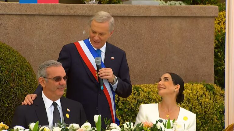 Kast rompe protocolo para felicitar a Abinader por su aniversario de matrimonio