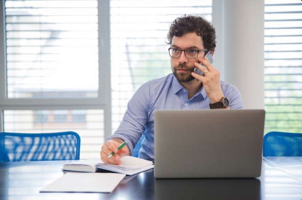 Cómo reconocer llamadas falsas con IA: una amenaza creciente para las empresas