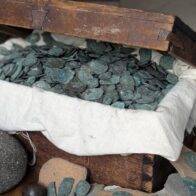 Excavadoras encuentran 1 millón de dólares en monedas de oro procedentes de un naufragio español en la "Costa del Tesoro" de Florida
