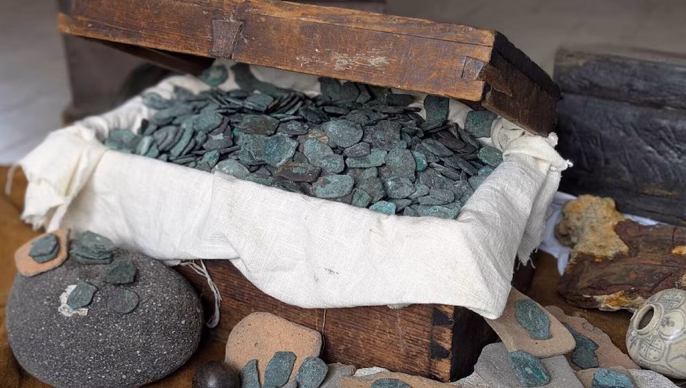 Excavadoras encuentran 1 millón de dólares en monedas de oro procedentes de un naufragio español en la "Costa del Tesoro" de Florida