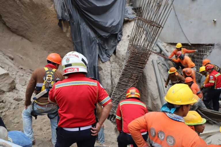 Guatemala, un fallecido y varios soterrados tras derrumbe en construcción