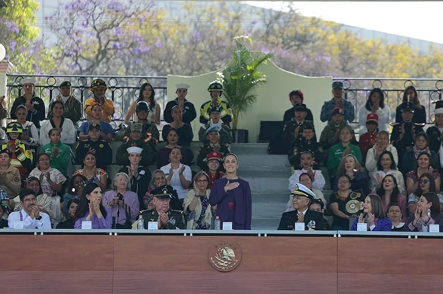 Sheinbaum reconoce el trabajo de las mujeres en las Fuerzas Armadas en el 8M