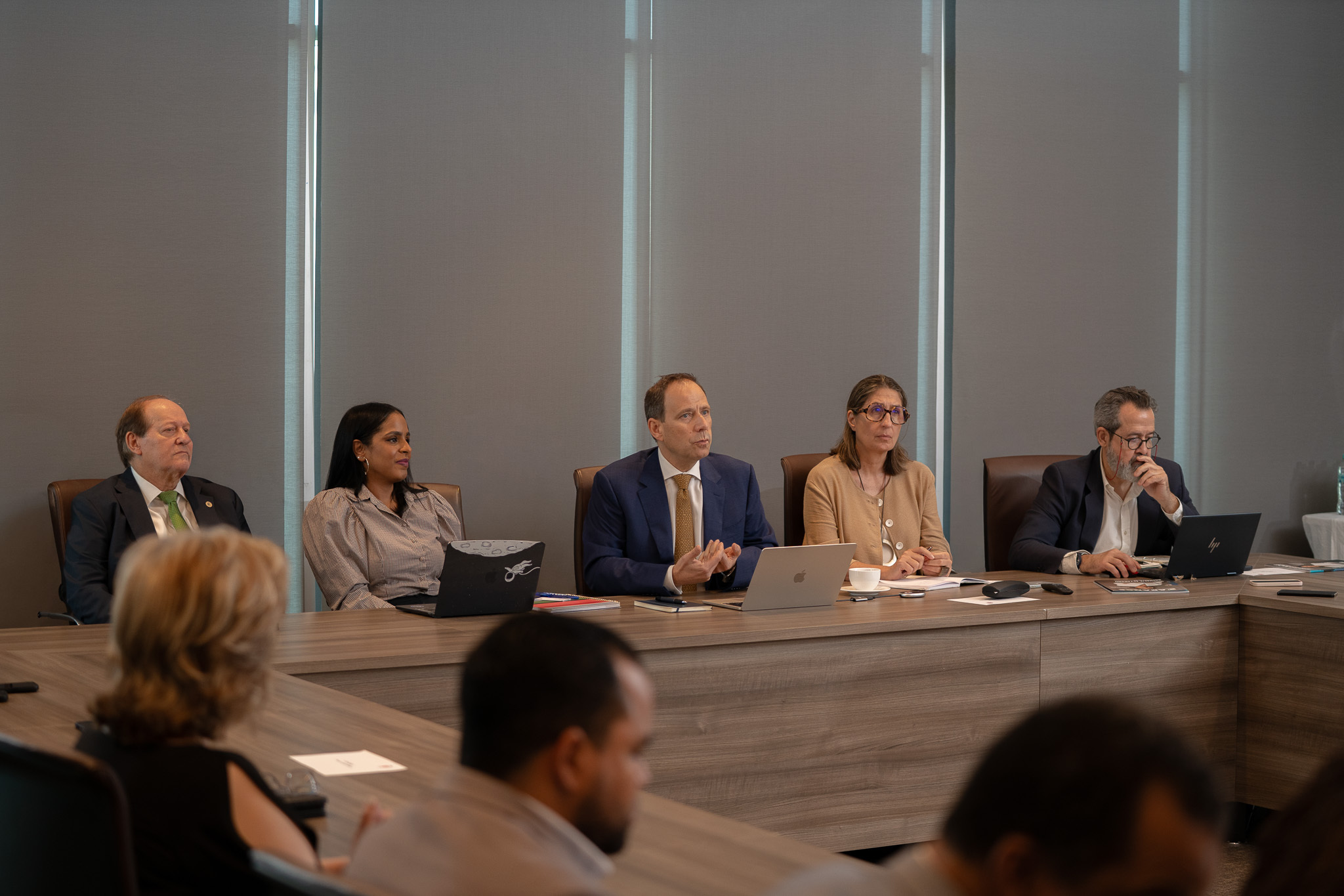 Ejecutivos de la ABA, encabezados por su presidenta, Rosanna Ruiz; Pamela Castillo, Directora de Comunicación y Marketing, y Manuel González, Director Técnico.