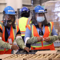 Mujeres trabajando en una industria.