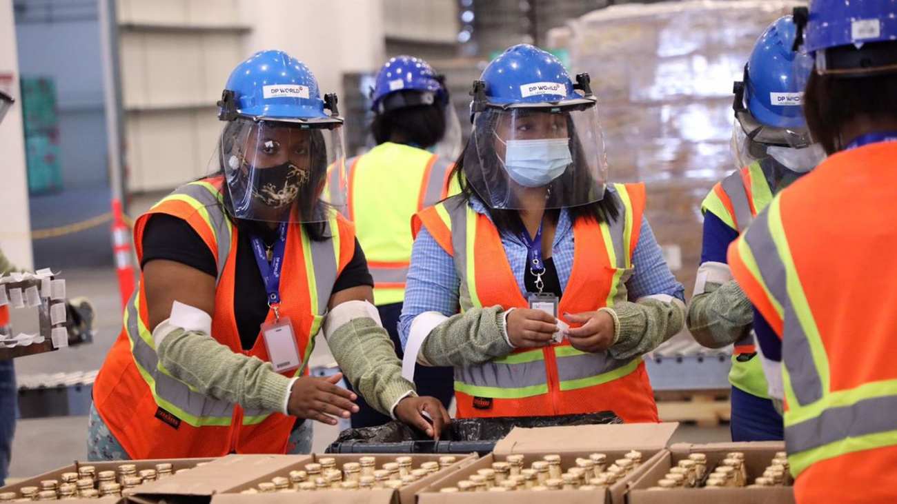 Mujeres trabajando en una industria.