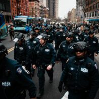 Una protesta antiislámica en Manhattan termina con explosivos, detenidos y cierre de calles