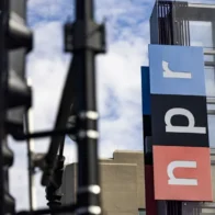 Un juez federal declara inconstitucional la orden de Trump para recortar fondos a NPR y PBS