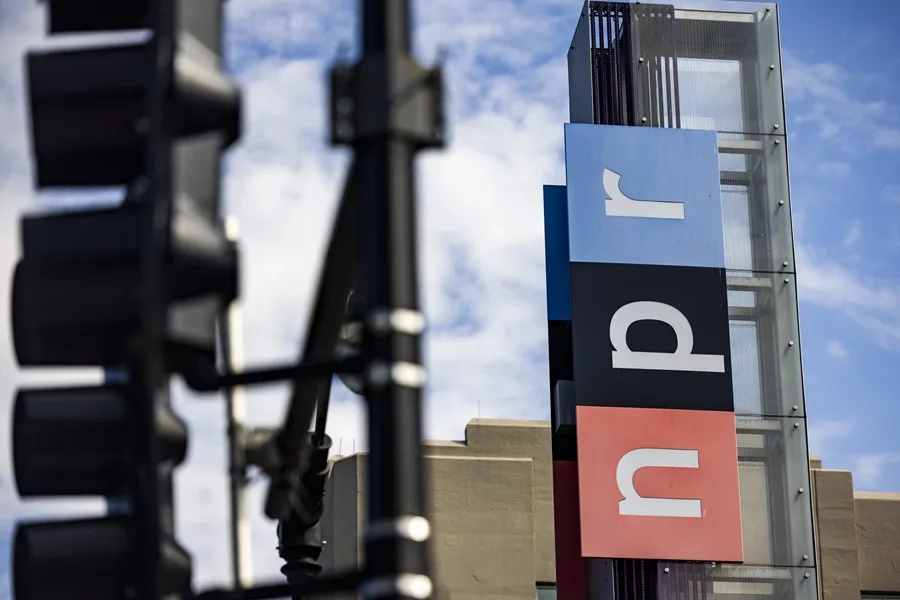 Un juez federal declara inconstitucional la orden de Trump para recortar fondos a NPR y PBS