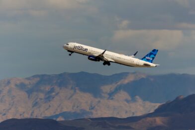 Un avión de JetBlue regresa a Rhode Island tras chocar contra un coyote