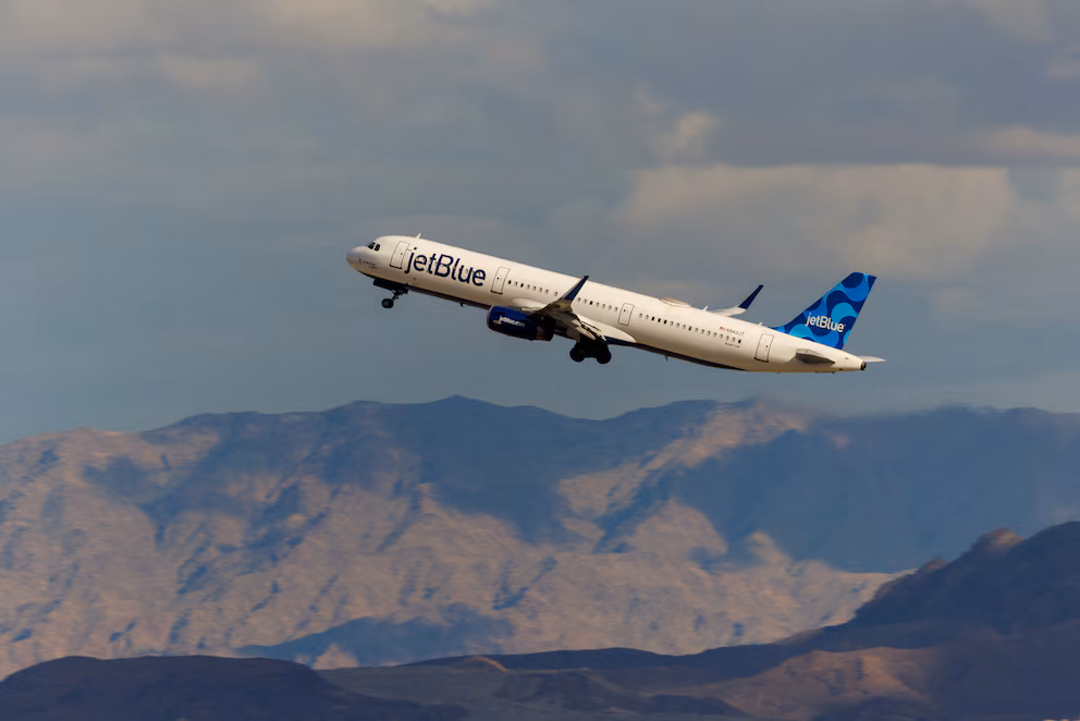 Un avión de JetBlue regresa a Rhode Island tras chocar contra un coyote