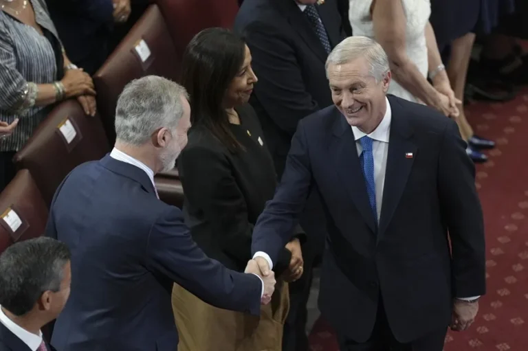 El rey Felipe VI de España expresa el deseo de trabajar «codo con codo» con el nuevo Gobierno de Chile