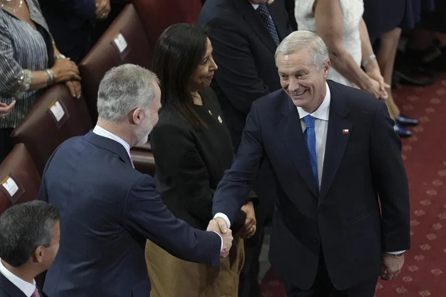 El rey Felipe VI de España expresa el deseo de trabajar «codo con codo» con el nuevo Gobierno de Chile