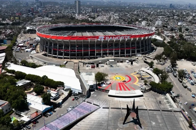 Un hombre muere al caer en la zona de palcos en la reapertura del Estadio Azteca